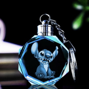 Custom handgemachte - Stitch inspirierte LED Farbwechsel K9 Crystal Schlüsselanhänger - w 7 Farben auch Geschenkbox und Batterie inkl