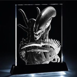 Realizzato su misura - Targa con immagine incisa al laser con luce bianca Alien Xenomorph LED Espositore in cristallo + scatola regalo, base a LED e lampada con cavo