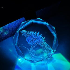 Godzilla - LED Farbwechsel K9 Crystal Schlüsselanhänger - 7 Farben mit Geschenkbox und Batterie incl