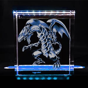 Realizzato su misura - Display in cristallo con incisione laser a LED con occhi blu 3D che cambia colore - con più colori + scatola regalo, base a LED e lampada con cavo