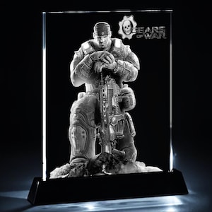 Realizzato su misura - GOW Marcus Fenix LED inciso al laser, targa luminosa bianca, espositore in cristallo + scatola regalo, base a LED e lampada con cavo