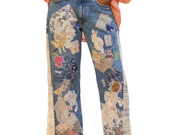 Vaqueros de patchwork reciclados, mezclilla con flecos y deshilachada, vaqueros de arte para vestir, arte textil multimedia.