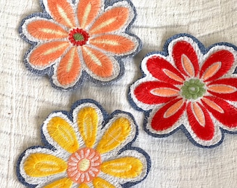 Embroidered Daisy Patch, Hand-Sewn Textile Art, Boho Mending Sew-On Badge