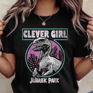 vintage Jurassic Park Distressed Teal Raptor Clever Girl premium t-shirt, cadeau de fan de cinéma, chemise d'amant de dinosaure, t-shirt de dinosaure d'aventure rétro.