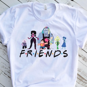 Op de afbeelding: Wit T-shirt met een afbeelding van de personages uit de cartoon "Steven Universe" en de tekst "FRIENDS".