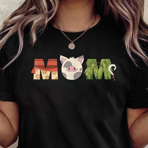 Camiseta premium vintage de Disney Moana con letras Pua Maui para el Día de la Madre, cumpleaños, mejor mamá, regalo de viaje a Disney para mamá, camiseta de vacaciones en Disneyland