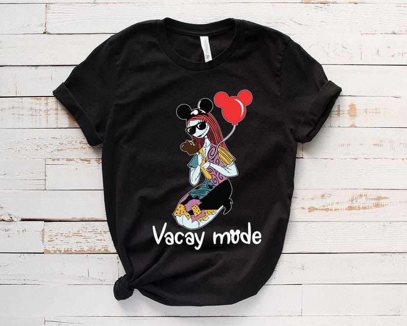 Puede incluir: Camiseta negra con un gr&aacute;fico de un personaje de dibujos animados que lleva un sombrero de Mickey Mouse y sostiene un globo rojo. El texto "Vacay mode" est&aacute; impreso debajo del personaje.