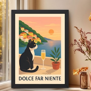 以下が含まれることがあります： 黒と白の猫がシャンパングラスのある海岸の風景を眺めている額入りのアートプリント。プリントは夕日の背景、小さな鉢植えの植物、そして「DOLCE FAR NIENTE」という言葉を持っています。