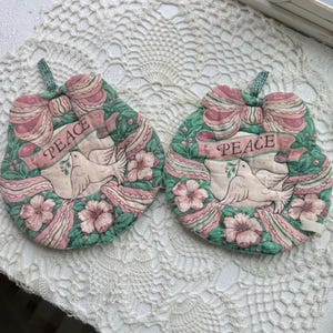 Vintage Cottagecore Quilted Pot Holders Set – Pink Bow Dove “Peace” Kitchen Decor – Romantic Farmhouse Trivets