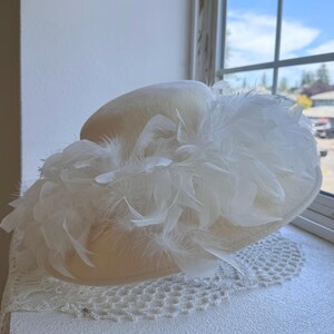 Vintage 90s Y2K Betmar Ivory Feather Halo Wool Felt Derby Hat Vintage Betmar Wool Felt Fedora Style Hat With Attached  main image 3