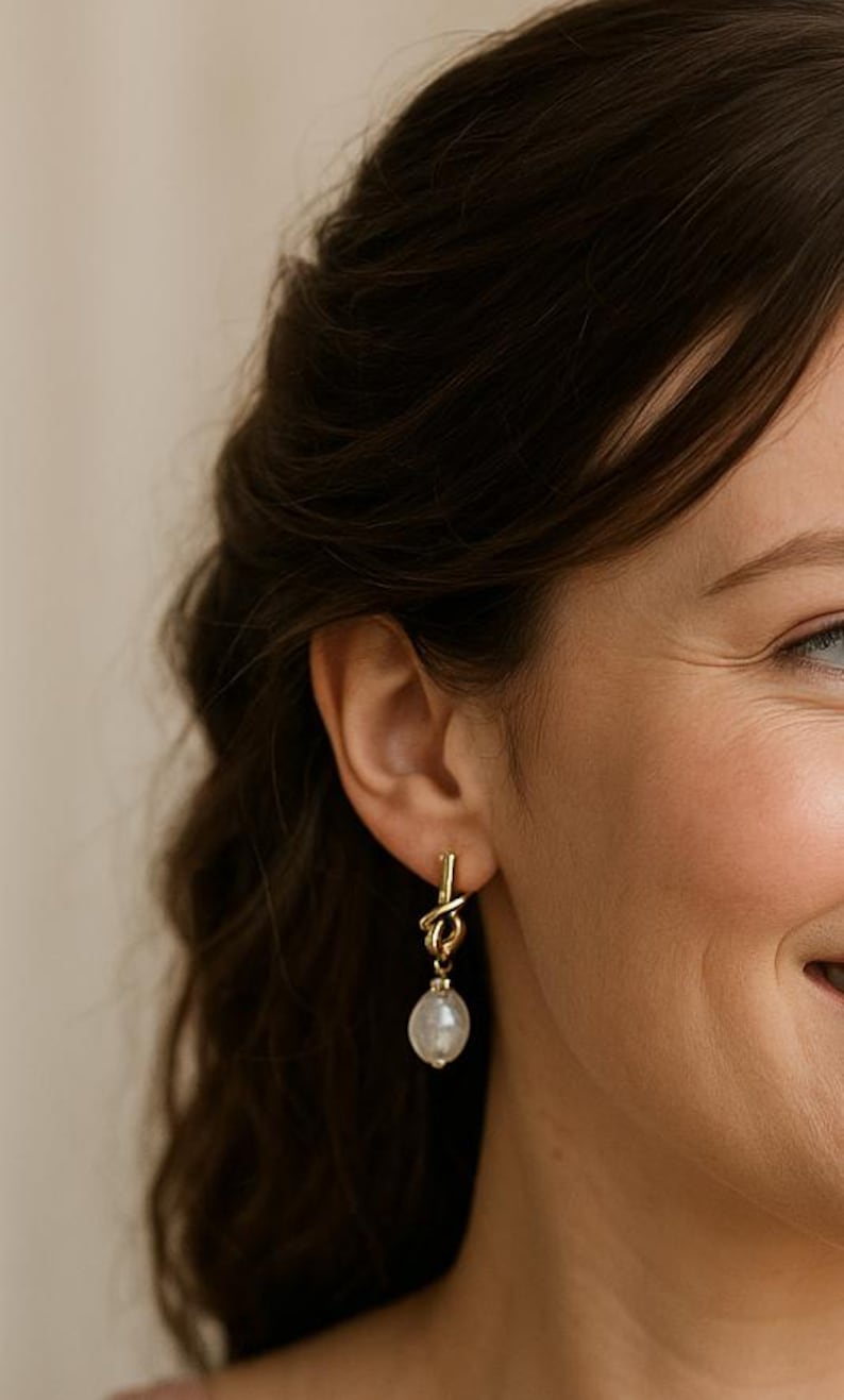 Pearl Knot Bridesmaid Earrings: Tie The Knot Wedding Jewelry, Dainty Bridal Accessory afbeelding 4
