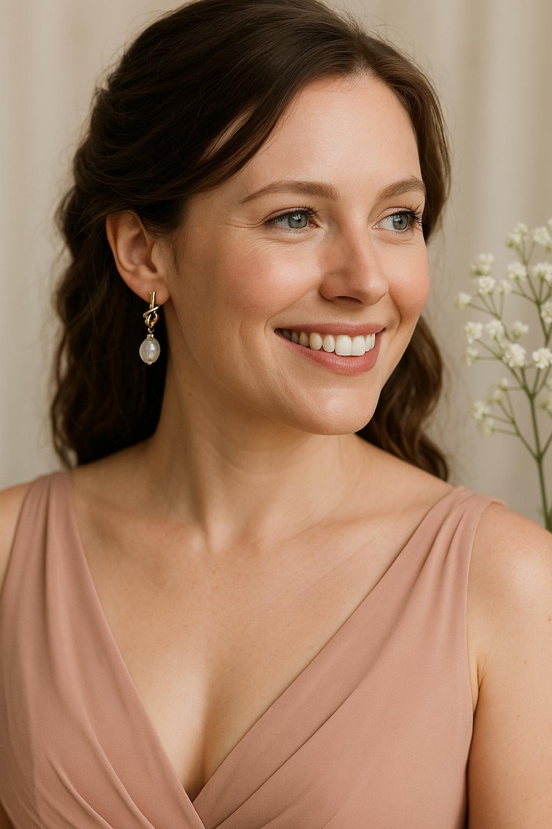 Pearl Knot Bridesmaid Earrings: Tie The Knot Wedding Jewelry, Dainty Bridal Accessory afbeelding 3