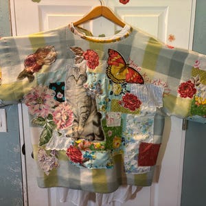 Couverture bohème recyclée, chemise shabby chic, roses bleu-vert, chat gris et papillon