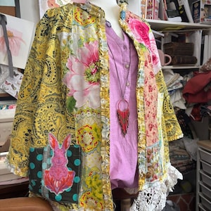 Chaqueta boho reciclada, hecha a mano y bordada con motivos de pájaros y colores primaverales.