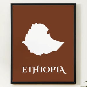 Puede incluir: Un juego de tres tazas de cerámica con un esmalte moteado de color crema. Cada taza presenta un diseño floral pintado a mano en tonos azules, verdes y amarillos. Las tazas tienen una forma simple y moderna.