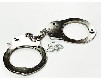 Esposas metálicas con doble cierre de seguridad: restricciones de acero ajustables para juegos consensuados entre adultos.