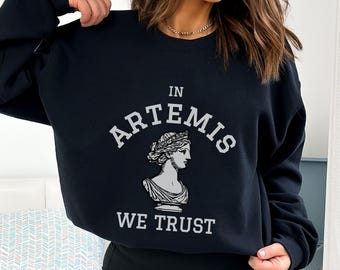 Sudadera Artemis Light Academia, un regalo acogedor para los amantes de la literatura y la mitología. Merchandising inspirado en el viaje épico de la Odisea, regalo de mitología griega.