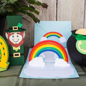 Puede incluir: Cuatro tarjetas hechas a mano para el Día de San Patricio con un duende, una herradura, una olla de oro y un arcoíris. Las tarjetas están hechas de papel y tienen un efecto 3D.