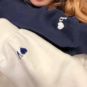 Gepersonaliseerd cadeau, custom geborduurde hoodie met Romeinse cijfers en initiaal op mouw, jubileumcadeaus, Valentijnsdagcadeau, kerstcadeau