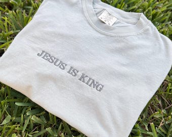 Camisa bordada "Jesús es Rey", colores cómodos, texto personalizado, regalo cristiano, unisex.