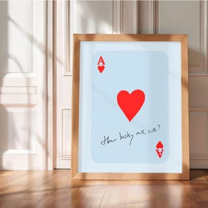 Póster con la frase "Qué suerte tenemos", con el as de corazones, arte de pared, estilo retro, moderno, funky, estético, naipes, decoración de dopamina, juego, bar, dormitorio, regalo de amor, arte