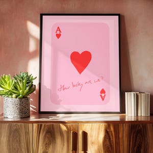 Póster con la frase "Qué suerte tenemos", impresión de As de corazones, arte de pared, decoración de dopamina, estilo retro, moderno, divertido, estético, juego de cartas, bar, dormitorio, regalo de amor