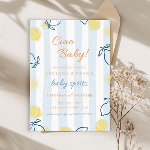 Könnte beinhalten: Eine rechteckige Einladungskarte mit hellblau-weiß gestreiftem Hintergrund, verziert mit gelben Zitronenillustrationen und dunkelblauen Linienzeichnungen. Der Text lautet Ciao Baby! you're joyfully invited to Luciana & Ryan's baby spritz Saturday 29th October from 12pm - 4pm 244 Lemon Tree Drive, 2456 please rsvp to Luci on 0456 789 987.