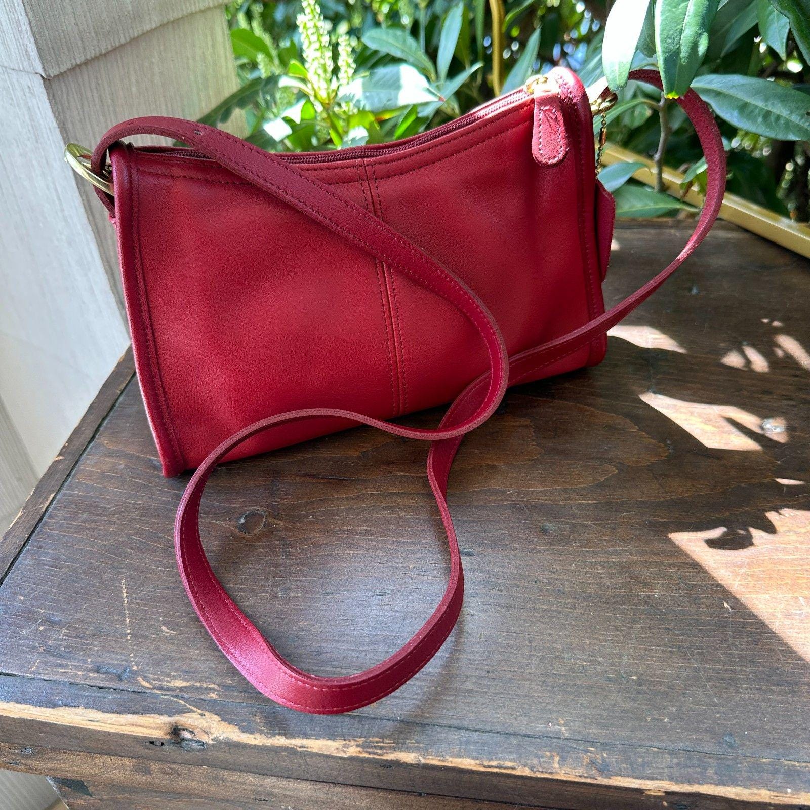 ショルダーバッグ COACH Red Leather Shoulder Bag old COACH Rich Red Tumbled Leather Three Compartment Vintage Hobo