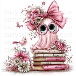 Puede incluir: Un personaje fantasma rosa con gafas redondas grandes y un lazo rosa de gran tama&ntilde;o, posado sobre una pila de cuatro libros. La escena est&aacute; decorada con flores rosas y blancas, un peque&ntilde;o p&aacute;jaro rosa y una mariposa, con el texto suzysdigiboutique.