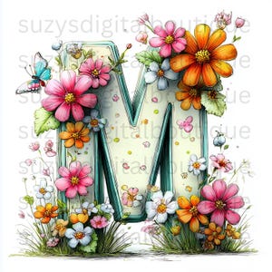 Pu&ograve; includere: Illustrazione floreale della lettera "M" con contorno turchese. La lettera &egrave; adornata con fiori rosa, arancioni e bianchi, foglie verdi e una farfalla blu. Lo sfondo &egrave; bianco.