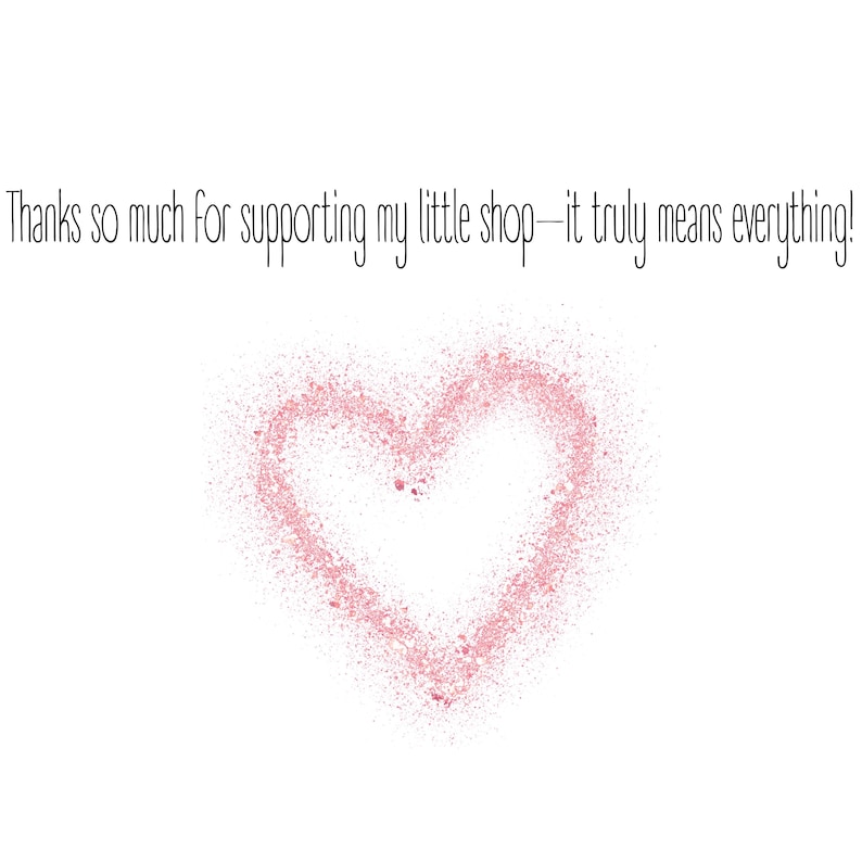 Pu&ograve; includere: Uno sfondo bianco con un disegno a forma di cuore rosa fatto di piccoli punti. Il testo "Grazie mille per aver supportato il mio piccolo negozio - significa davvero tutto!" &egrave; scritto in nero sopra.