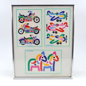Könnte beinhalten: Ein gerahmter Druck mit drei bunten Illustrationen. Die obere Illustration zeigt drei Flugzeuge in einer Reihe, jedes mit einem anderen Farbschema. Die mittlere Illustration zeigt drei Motorräder in einer Reihe, jedes mit einem anderen Farbschema. Die untere Illustration zeigt zwei bunte Pferde, die nebeneinander stehen.