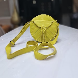 Sac à bandoulière rond en cuir jaune fait main - Sac à bandoulière bohème chic en cuir de chèvre pour femme, sac à main marocain unique avec pompon