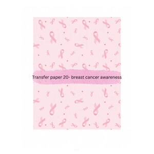 Puede incluir: Papel de transferencia rosa con un patrón repetido de cintas rosas sobre un fondo rosa claro. El texto "Transfer paper 20 - breast cancer awareness" está impreso en la parte inferior del papel.