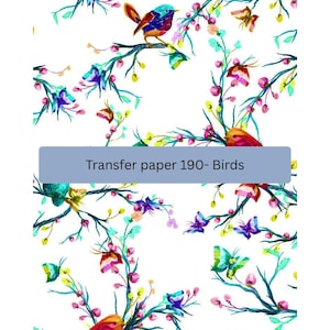 Puede incluir: Papel de transferencia blanco con un patrón repetido de pájaros coloridos posados en ramas florecidas. Los pájaros tienen plumas azules, rojas y amarillas. El texto "Transfer paper 190- Birds" se muestra en una pancarta azul.