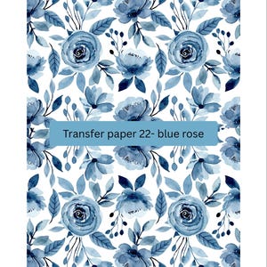 Könnte beinhalten: Ein nahtloses Muster mit blauen Aquarellrosen und Blättern auf weißem Hintergrund. Der Text "Transfer paper 22- blue rose" wird in einem blauen Rechteck am unteren Rand des Bildes angezeigt.