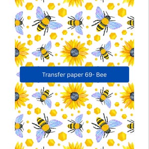 Peut inclure: Un motif répétitif de tournesols jaunes, d'abeilles aux ailes bleues et de formes de nids d'abeilles jaunes sur fond blanc. Une bannière bleue en bas indique "Transfert papier 69- Abeille."