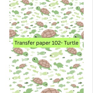 Puede incluir: Papel de transferencia blanco con un patrón repetido de tortugas de dibujos animados en tonos verdes y marrones, junto con peces verdes y blancos. El texto "Transfer paper 102- Turtle" se muestra en un rectángulo verde.
