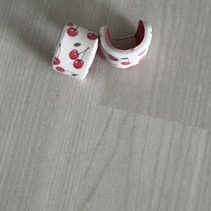 bedrukte ovale Huggie Hoops| Hoepeloorbellen van klei| Handgemaakte hoepels van polymeerklei