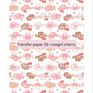 Puede incluir: Un patrón repetido de sombreros de vaquero rosas y marrones, algunos con detalles de cerezas, sobre un fondo blanco. Los sombreros tienen lazos y detalles de corazón. El texto en la parte inferior dice "Transfer paper 26- cowgirl cherry".