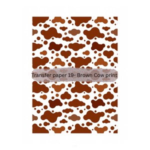Puede incluir: Papel de transferencia de estampado de vaca marrón y beige. El papel tiene un patrón repetitivo de manchas marrones y beige sobre un fondo blanco. El texto "Transfer paper 19 - Brown Cow print" está en la parte inferior de la imagen.