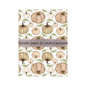 Puede incluir: Un patrón sin costuras con ilustraciones de acuarela de calabazas beige y marrones con hojas verdes sobre un fondo blanco. El texto "Transfer paper 15- neutral pumpkin" está en la parte inferior de la imagen.