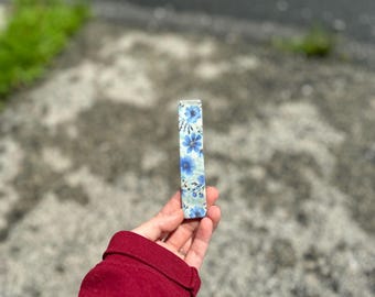 Marcapáginas con flores azules