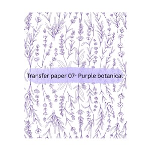 Puede incluir: Un patrón sin costuras de flores y hojas de lavanda púrpura sobre un fondo blanco. El texto "Transfer paper 07- Purple botanical" está escrito en la parte inferior de la imagen.