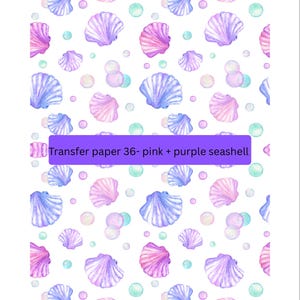 Könnte beinhalten: Ein sich wiederholendes Muster aus Aquarell-Muscheln in Rosa, Lila und Blau auf weißem Hintergrund. Das Design umfasst verstreute Blasen in Hellblau, Rosa und Lila. Text auf einem lila Banner: "Transferpapier 36- rosa + lila Muschel."