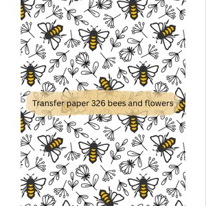 Pode incluir: Fundo branco com um padrão repetido de abelhas pretas e amarelas, elementos florais pretos e o texto "Transfer paper 326 bees and flowers" em uma faixa bege.