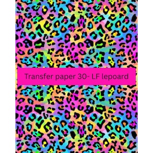 Puede incluir: Un papel de transferencia colorido con un estampado de leopardo en tonos de rosa, azul, verde, amarillo y naranja. El texto "Transfer paper 30- LF leopard" está impreso en la parte inferior de la imagen.