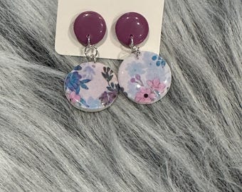 Pendientes colgantes con estampado de flores pastel: tachuelas de arcilla polimérica