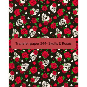 Può includere: Un motivo ripetuto di teschi bianchi, rose rosse e piccoli cuori bianchi copre uno sfondo nero. Il testo "Transfer paper 244- Skulls & Roses" è visualizzato su uno striscione rettangolare rosso.