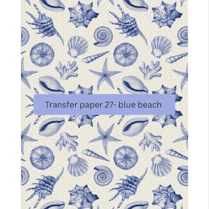 Pode incluir: Papel de transferência azul e branco com um padrão de praia com conchas, estrelas do mar e ouriços do mar. O texto "Transfer paper 27 - blue beach" está impresso no papel.